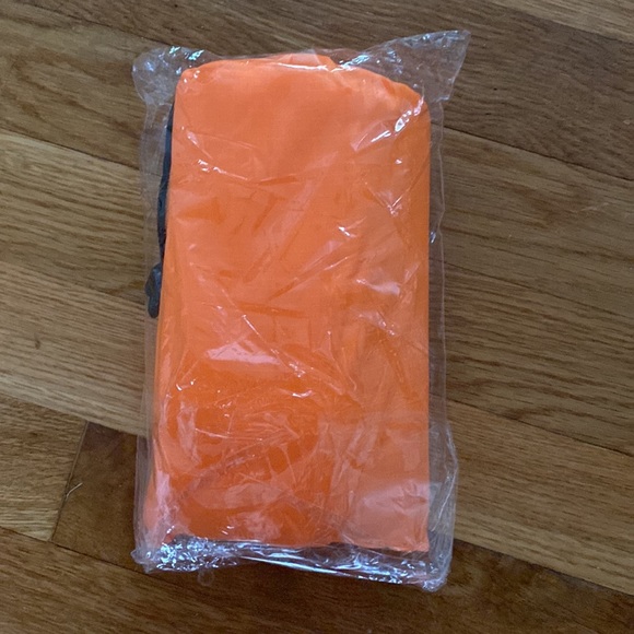 Large foldable beach mat with pouch and stakes- NEW - Picture 3 of 3